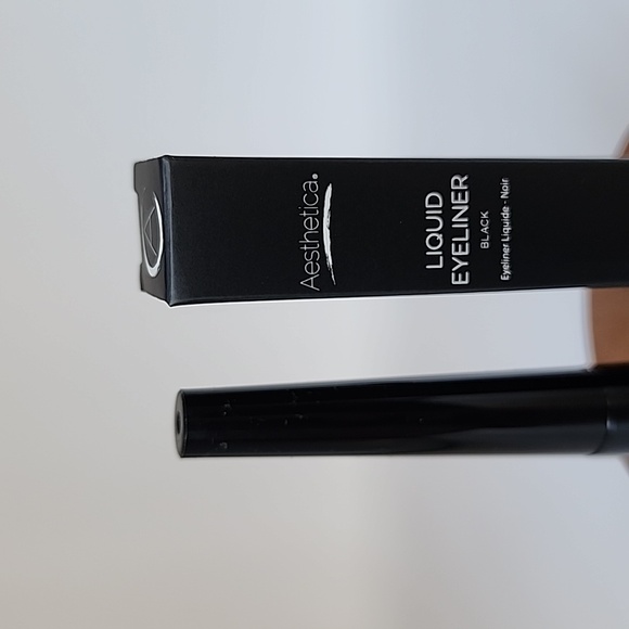 Aesthetica Liquid Eyeliner - Black - Picture 3 of 11